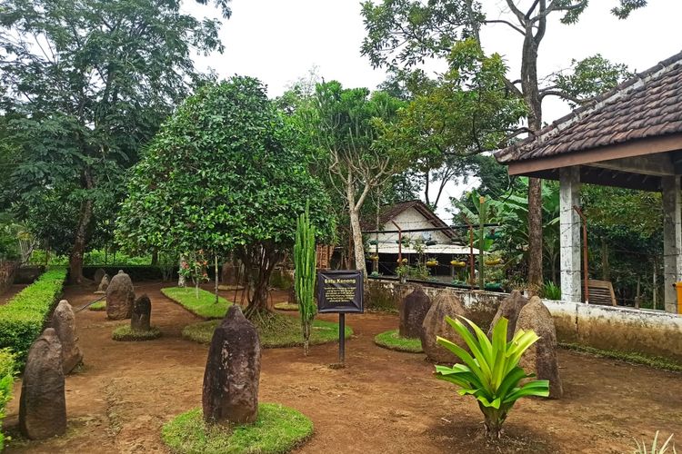 Batu kenong yang ada di situs Duplang di Desa Kamal Kecamatan Arjasa Kabupaten Jember 