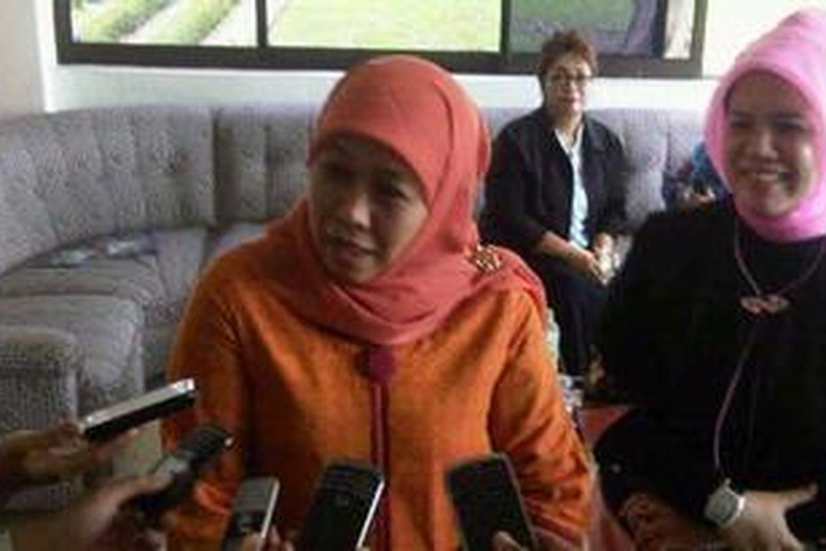 Khofifah Indar Parawansah, calon Gubernur Jatim, saat diwawancarai wartawan di Malang, Senin (11/2/2013).