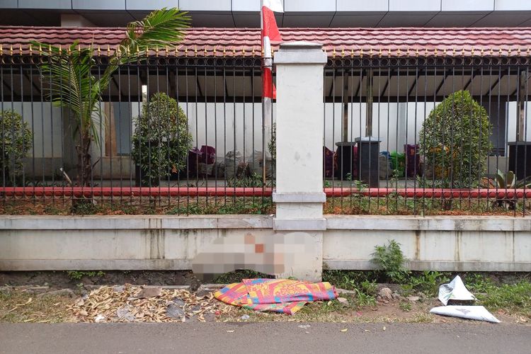 Penampakan tempat kejadian perkara (TKP) jasad MSD (53) yang diduga jadi korban pembunuhan di Kompleks Pertanian, Pasar Minggu, Jakarta Selatan, Selasa (15/8/2023)