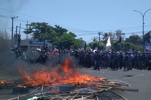 Demo Mahasiswa Makassar, Karangan Bunga Pelantikan DPRD Sulsel Dibakar