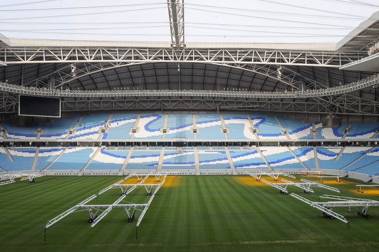 Sebuah foto yang diambil pada 6 Juli 2022 menunjukkan perangkat pemeliharaan rumput di venue Piala Dunia Stadion Al-Janoub di ibu kota Qatar, Doha. Berikut jadwal Piala Dunia 2022 Qatar.