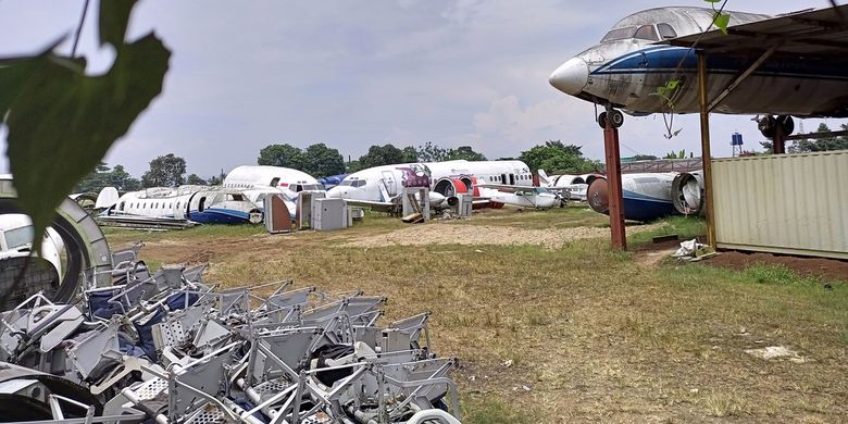 Belasan bangkai pesawat teronggok di pinggir Jalan Raya Bogor-Parung, Kampung Jampang, Desa Pondok Udik, Kecamatan Kemang, Kabupaten Bogor, Jawa Barat, Kamis (6/1/2022).