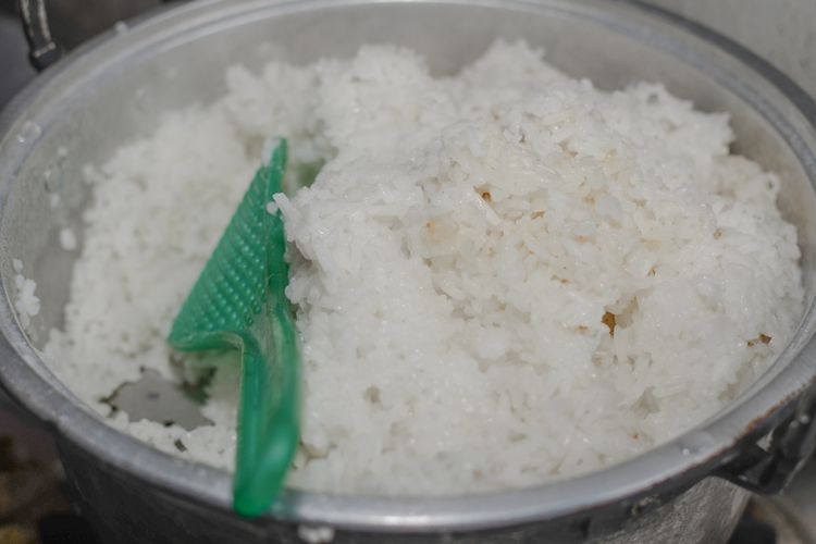 Ilustrasi masak nasi di panci. 