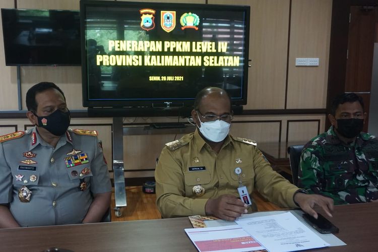 Pj Gubernur Kalsel, Safrizal (tengah) mengumumkan 11 daerah di Kalsel terapkan PPKM menyusul Banjarmasin dan Banjarbaru. 