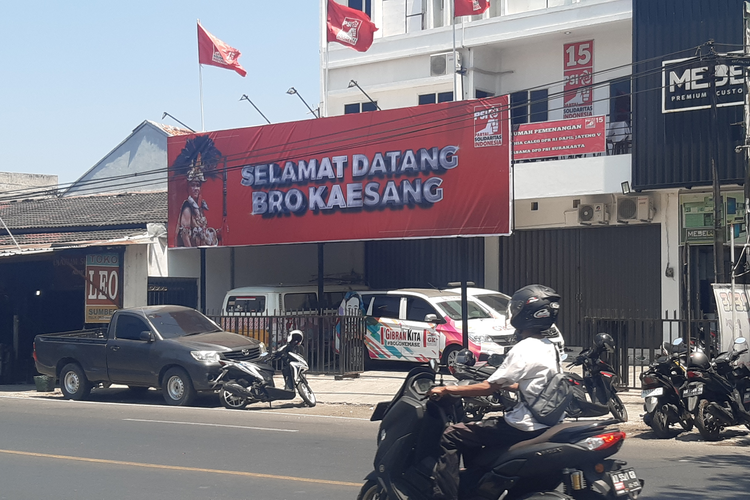 Baliho selamat datang Kaesang Pangarep terpasang di Kantor DPD PSI Solo, Jawa Tengah, Kamis (21/9/2023).