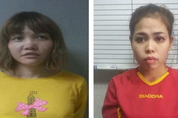 Dua terdakwa kasus pembunuhan Kim Jong Nam, saudarai tiri dari pemimpin Korea Utara Kim Jong Un, yakni perempuan Vietnam, Doan Thi Huong (kiri) dan perempuan Indonesia, Siti Aisyah (kanan).
