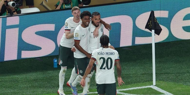 Malo Gusto merayakan gol dengan rekan satu tim dalam pertandingan sepak bola perempat final Piala Dunia Klub 2025 antara Palmeiras vs Chelsea di Stadion Lincoln Financial Field di Philadelphia pada 4 Juli 2025. (Foto oleh CHARLY TRIBALLEAU / AFP)