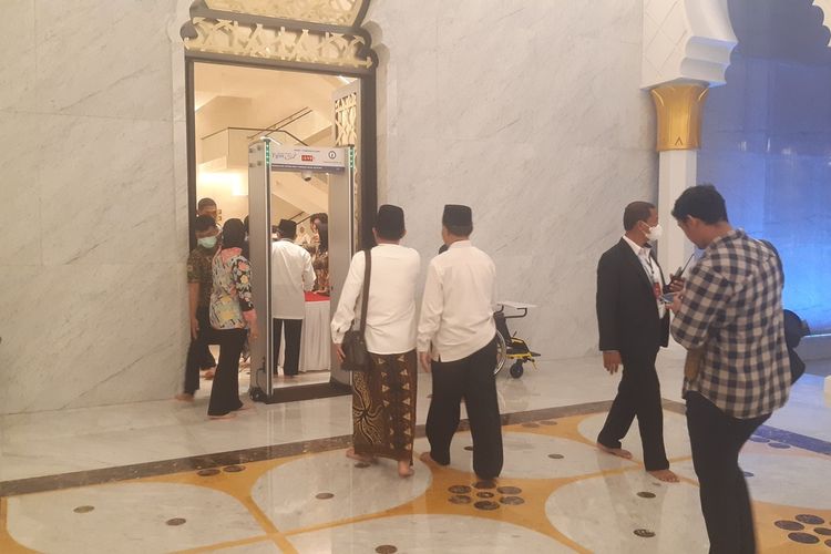 Jemaah dari masyarakat umum tiba di Masjid Raya Sheikh Zayed Solo, Jawa Tengah, Selasa (28/2/2023) malam. Kedatangan mereka untuk menghadiri peringatan Isra Mi'raj sekaligus peresmian pembukaan masjid untuk umum.