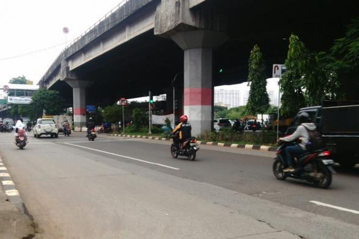 Banjir yang kerap muncul di Jalan DI Pandjaitan, disebabkan proyek pengerjaan tol Becakayu (Bekasi-Cawang-Kp Melayu), tepatnya di perempatan Kebon Nanas, Jatinegara, Jakarta Timur. Senin (14/11/2016)