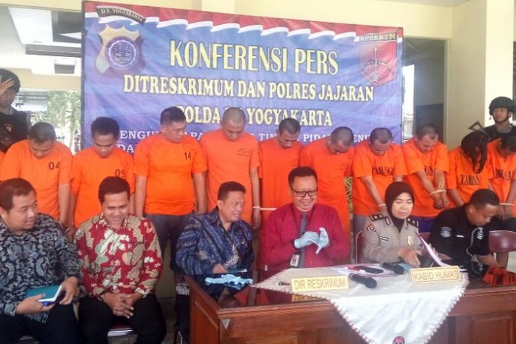 Direktur Reskrimum Polda DIY Kombes Hadi Utomo (mengenakan baju merah) saat jumpa pers di Mapolda DIY, Selasa (20/3/3018).