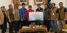 Pemprov Riau Serahkan Bantuan Korban Gempa Cianjur Rp 676,9 Juta ke Bupati Herman Suherman