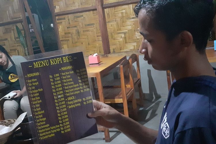 Kedai KopiBee bagi kaum milenial di Jalan Utama Peto, Kelurahan Peot, Kecamatan Borong, Kabupaten Manggarai Timur, NTT. seorang perempuan milenial lulusan SMA berani membuka usaha Kedai KopiBee bagi kaum milenial, Jumat, (14/3/2020). (KOMPAS.com/MARKUS MAKUR)