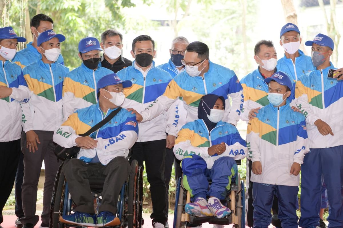Gubernur Jawa Barat Ridwan Kamil dan Ketua Kontingen Peparnas Jabar Dedi Supandi saat melepas para atlet Peparnas menuju Papua beberapa waktu lalu. 