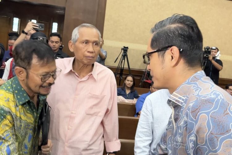 Advokat Febri Diansyah bertemu dengan mantan Menteri Pertanian (Mentan) Syahrul Yasin Limpo (SYL) di ruang sidang Muhammah Hatta Ali Pengadilan Tindak Pidana Korupsi (Tipikor) pada Pengadilan Negeri (PN) Jakarta Pusat, Senin (3/6/2024) 