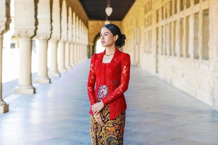Artis peran dan penyanyi Maudy Ayunda telah lulus dari Stanford University, Stanford, California, AS. Maudy mengenakan kebaya kutubaru warna merah dengan kain pisan bali dari Jawa Tengah
