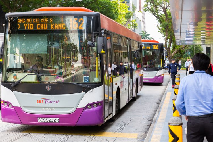 Mulai Besok, Taruh Kaki di Kursi Bus Singapura Bisa Didenda Rp 7 Juta