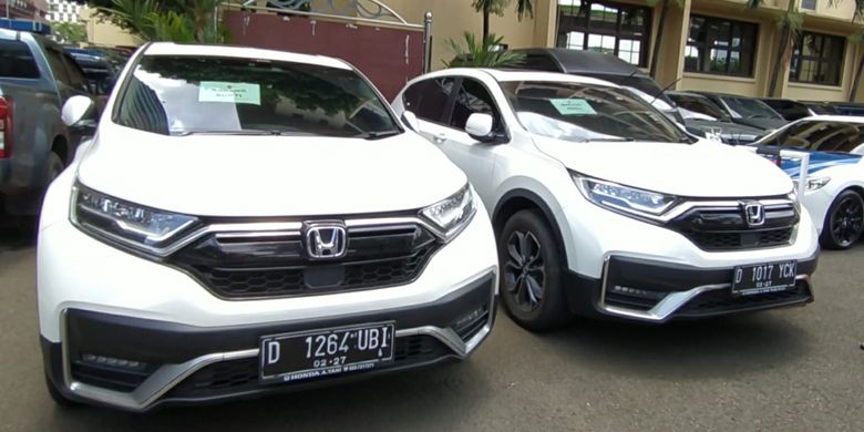 Dua unit mobil Honda CRV milik tersangka kasus penipuan via aplikasi Qoutex, Doni Muhammad Taufik alias Doni Salmanan