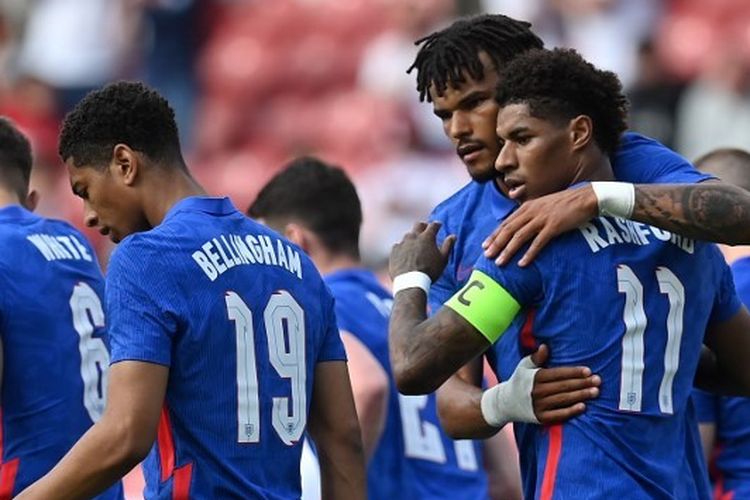 Marcus Rashford bersama pemain Timnas Inggris lain merayakan gol ke gawang Rumania pada sebuah laga persahabatan di Stadion Riverside, Middlesbrough, pada Senin (7/6/2021) dini hari WIB.