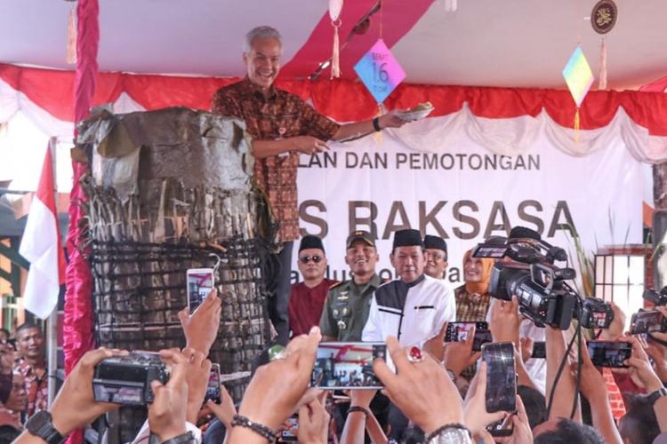 Gubernur Jawa Tengah, Ganjar Pranowo berkesempatan hadir untuk memotong salah satu lopis raksasa pada tradisi Syawalan di Gang 8 Krapyak Kidul, Kota Pekalongan, Rabu (12/6/2019). 