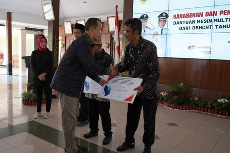 Tingkatkan Produksi Tembakau, Jekek Serahkan Bantuan Mesin Multi Komoditas kepada 16 Poktan