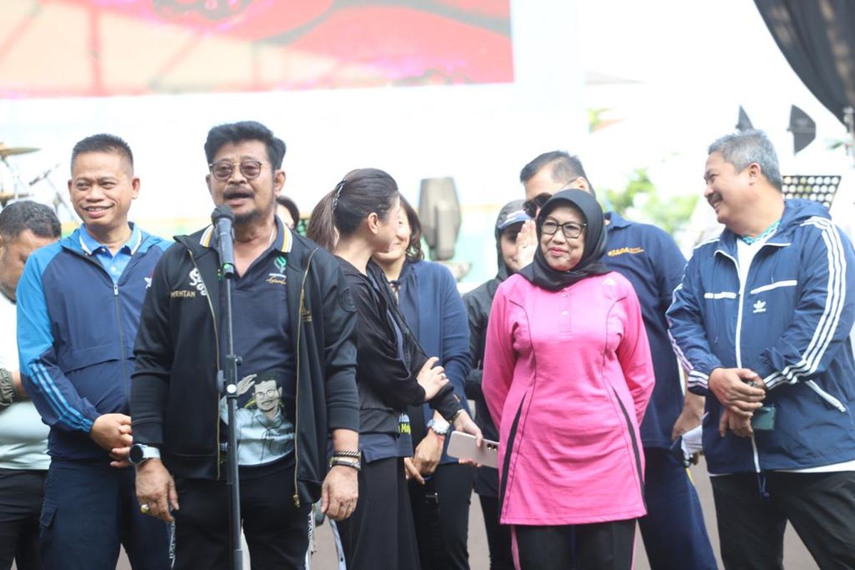 Menteri Pertanian (Mentan) Syahrul Yasin Limpo (SYL) bersama anggota Komisi IV Dewan Perwakilan Rakyat (DPR) Republik Indonesia (RI) Endang Setyawati Thohari saat menghadiri Gebyar Agrostandar di Lapangan Balai Besar (BB) Biogen Komplek Badan Standarisasi Instrumen Pertanian (BSIP) Cimanggu, Kota Bogor, Jawa Barat (Jabar), Kamis (21/9/2023).

