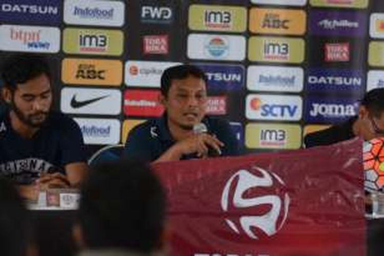 Asisten Pelatih Arema Cronus Kuncoro bersama gelandang Arema Cronus Ferry Aman Saragih saat jumpa pers di Graha Persib, Jalan Sulanjan, Jum'at (26/8/2016). KOMPAS.com/DENDI RAMDHANI