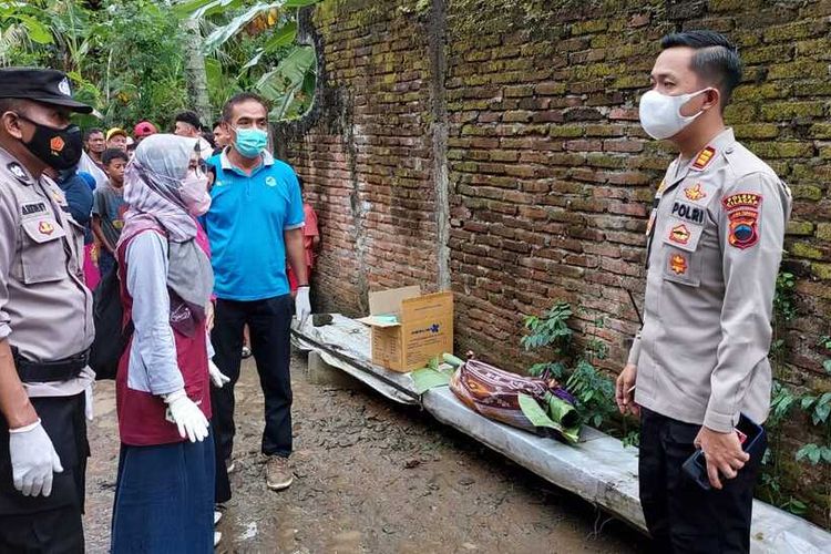 Evakuasi mayat bayi yang ditemukan di genang air dekat rumah warga di Desa Buntu, Kecamatan Kroya, Jumat (12/8/2022) pagi.