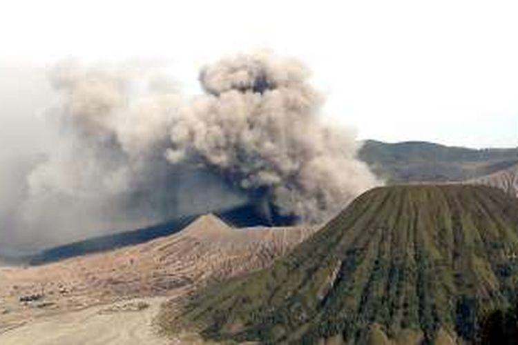Erupsi Bromo - Pemandangan Gunung Bromo di Kabupaten Probolinggo, Jawa Timur, Selasa (12/7/2016) saat menghembuskan asap dan abu vulkanik dari proses erupsi.  Status Gunung Bromo hingga kini waspada, dengan aktivitas vulkanik terus fluktuatif.