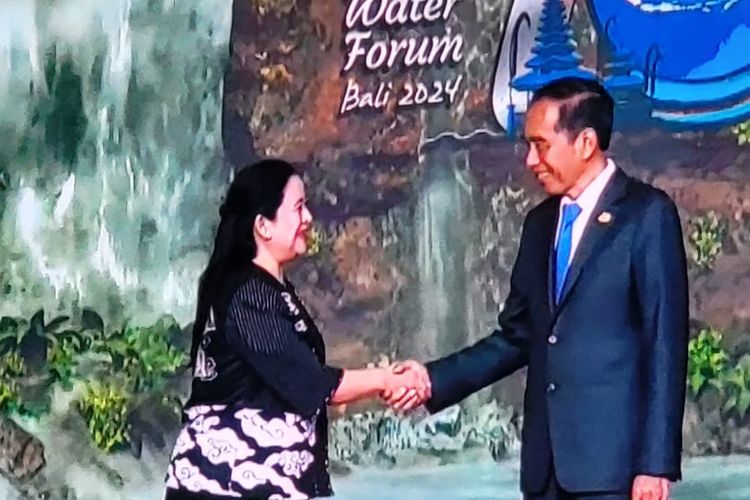 Ketua DPR RI Puan Maharani saat berjabat tangan dengan Presiden Jokowi dalam agenda Pembukaan World Water Forum ke-10 di Bali, Senin (20/5/2024)
