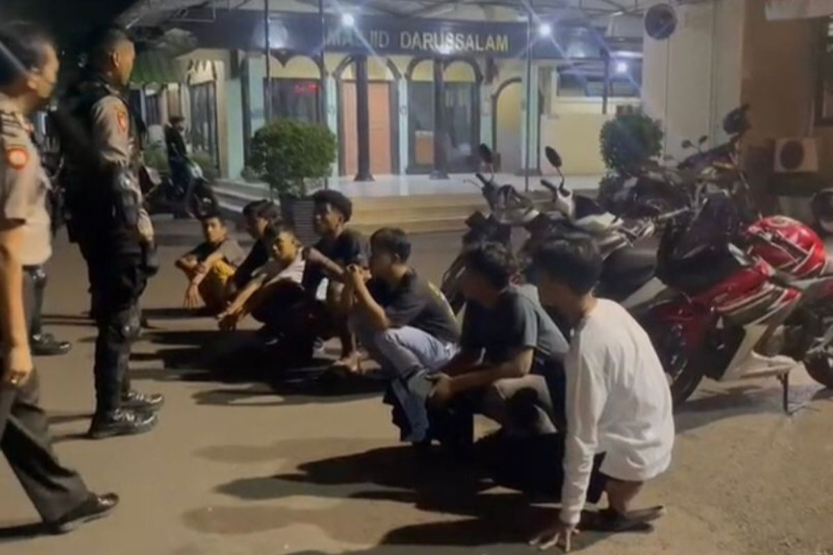 Tim Patroli Perintis Presisi Polda Metro Jaya menangkap tujuh pemuda yang diduga hendak membegal di Jalan Kayu Putih, Pulogadung, Jakarta Timur, Sabtu (27/8/2022) dini hari. 