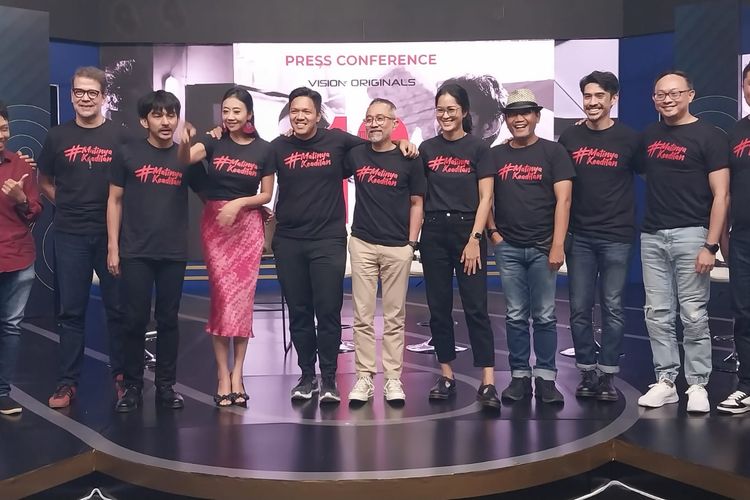 Sutradara Prisia Nasution dan para cast dalam serial 12 Hari dalam konferensi pers di kawasan Kebon Sirih, Jakarta Pusat, baru-baru ini. 