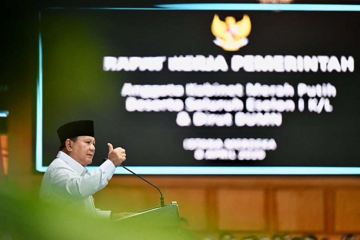 Presiden Prabowo Subianto memberikan taklimat kepada seluruh jajaran Menteri Kabinet Merah Putih, para kepala lembaga serta pejabat pimpinan tinggi madya di lingkup pemerintah pusat, di Istana Kepresidenan Jakarta, Rabu (8/4/2026). 
