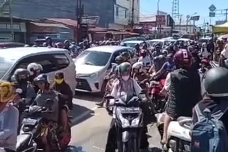 Kemacetan yang ditimbulkan warga saat hendak mencari tempat mengungsi saat gempa terjadi di Mamuju, Rabu (8/6/2022) siang tadi.