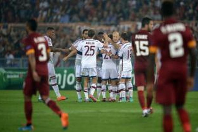 Para pemain Bayern Muenchen merayakan gol ke gawang AS Roma pada laga Liga Champions di Stadion Olimpico, Roma, Selasa (21/10/2014).