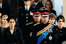 Momen 8 Cucu Ratu Elizabeth Menjaga Peti Bersama, dengan Harry Diizinkan Gunakan Seragam Militer 