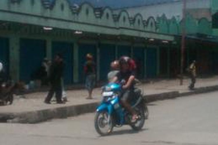 Tampak sejumlah pusat pertokoan di Jalan Irian, Kota Wamena, Kabupaten Jayawijaya tutup menyusul aksi unjuk rasa dan protes rangkaian kasus pembunuhan salah satunya yang terjadi di tempat ini Rabu kemarin.