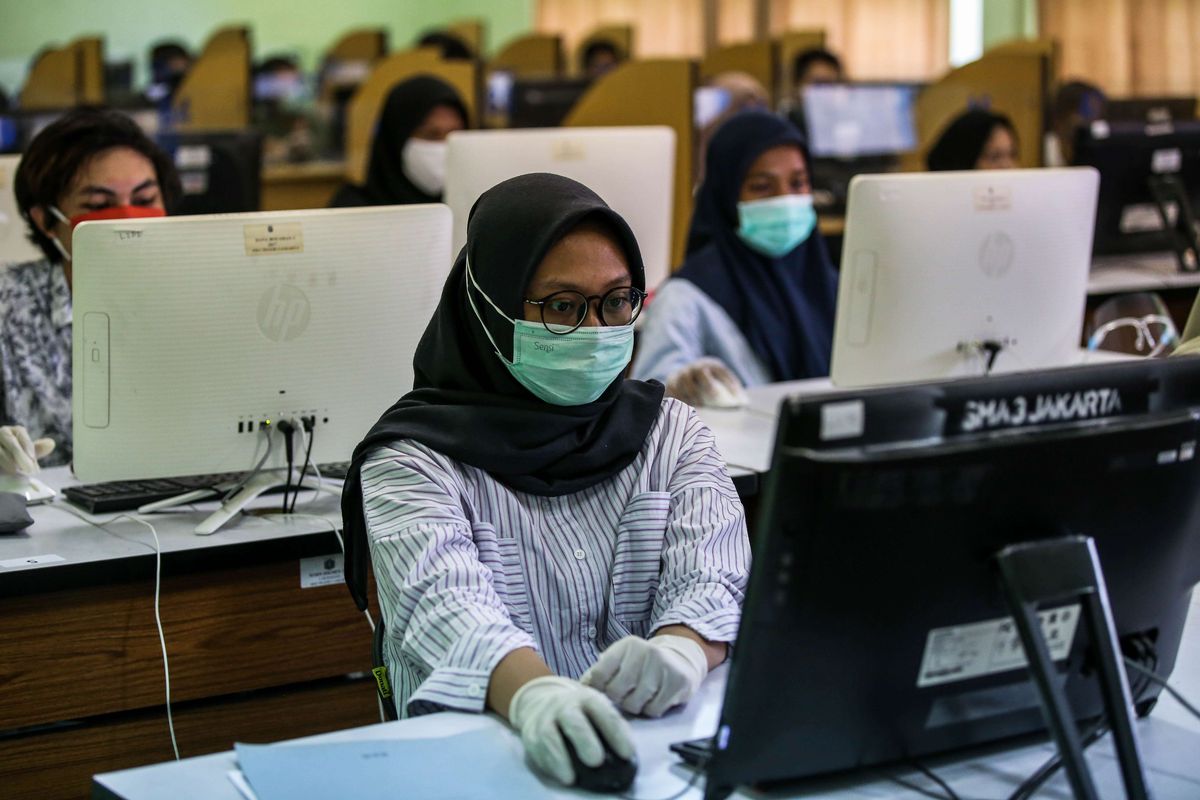 Peserta mengikuti ujian tulis berbasis komputer (UTBK) di SMA Negeri 3 Jakarta Selatan, Setiabudi, Selasa (7/7/2020). UNJ sebagai salah satu Pusat UTBK Perguruan Tinggi Negeri (PTN) menyelenggarakan ujian dalam dua tahap yakni pada tanggal 5-12 Juli 2020 dan 20-27 Juli 2020 dengan jumlah total peserta sebanyak 42.463 orang dengan protokol kesehatan pencegahan penularan Covid-19.