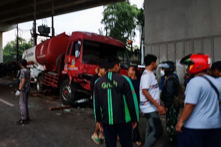 Truk BBM Pertamina terlibat kecelakaan maut di Jalan Raya Alternatif Cibubur atau Transyogi, wilayah Bekasi, Jawa Barat, Senin (18/7/2022). Truk Pertamina tersebut menabrak dan menewaskan delapan pengendara motor. Kecelakaan diduga akibat rem truk yang blong.