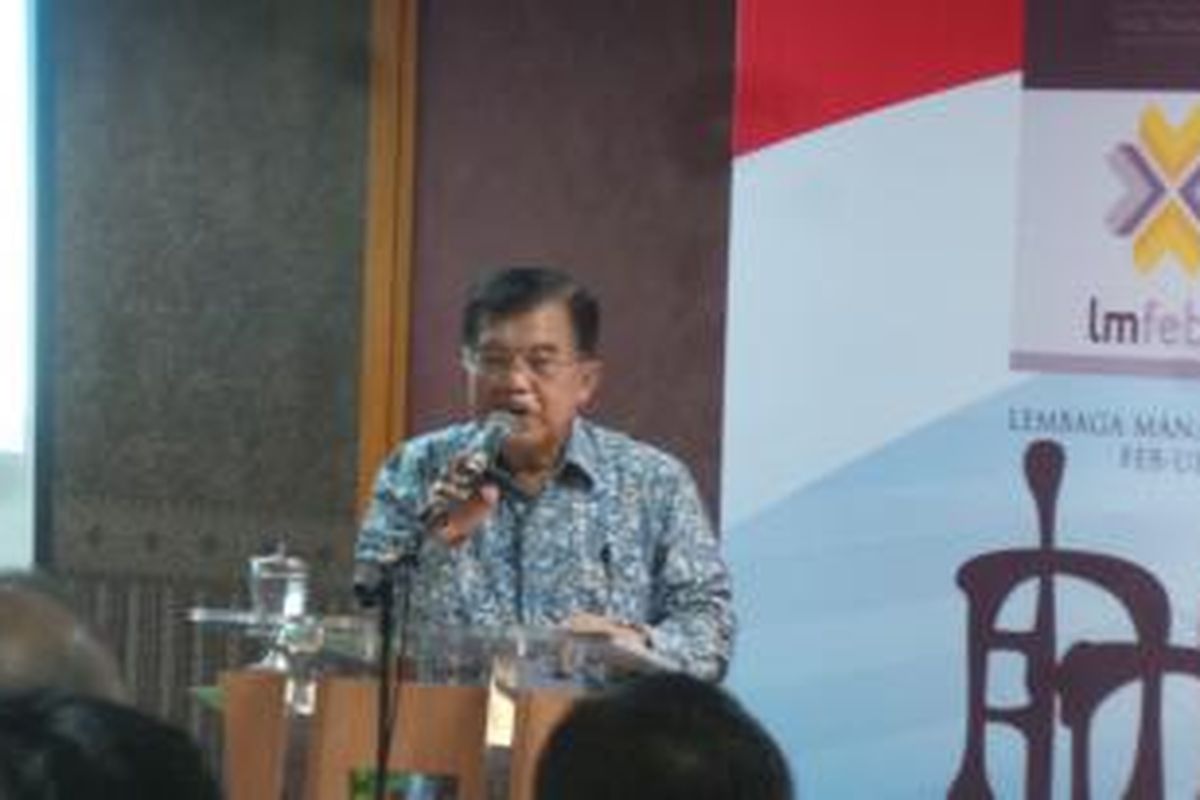 Wakil Presiden Jusuf Kalla saat menghadiri bedah buku Reinventing Indonesia di kampus Universitas Indonesia, Salemba, Jakarta, Rabu (9/9/2015).