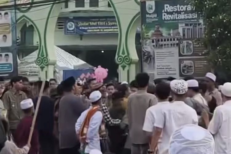 Adu Jotos saat Shalat Id di Depan Masjid Surabaya, Dipicu Kesalahpahaman Remaja