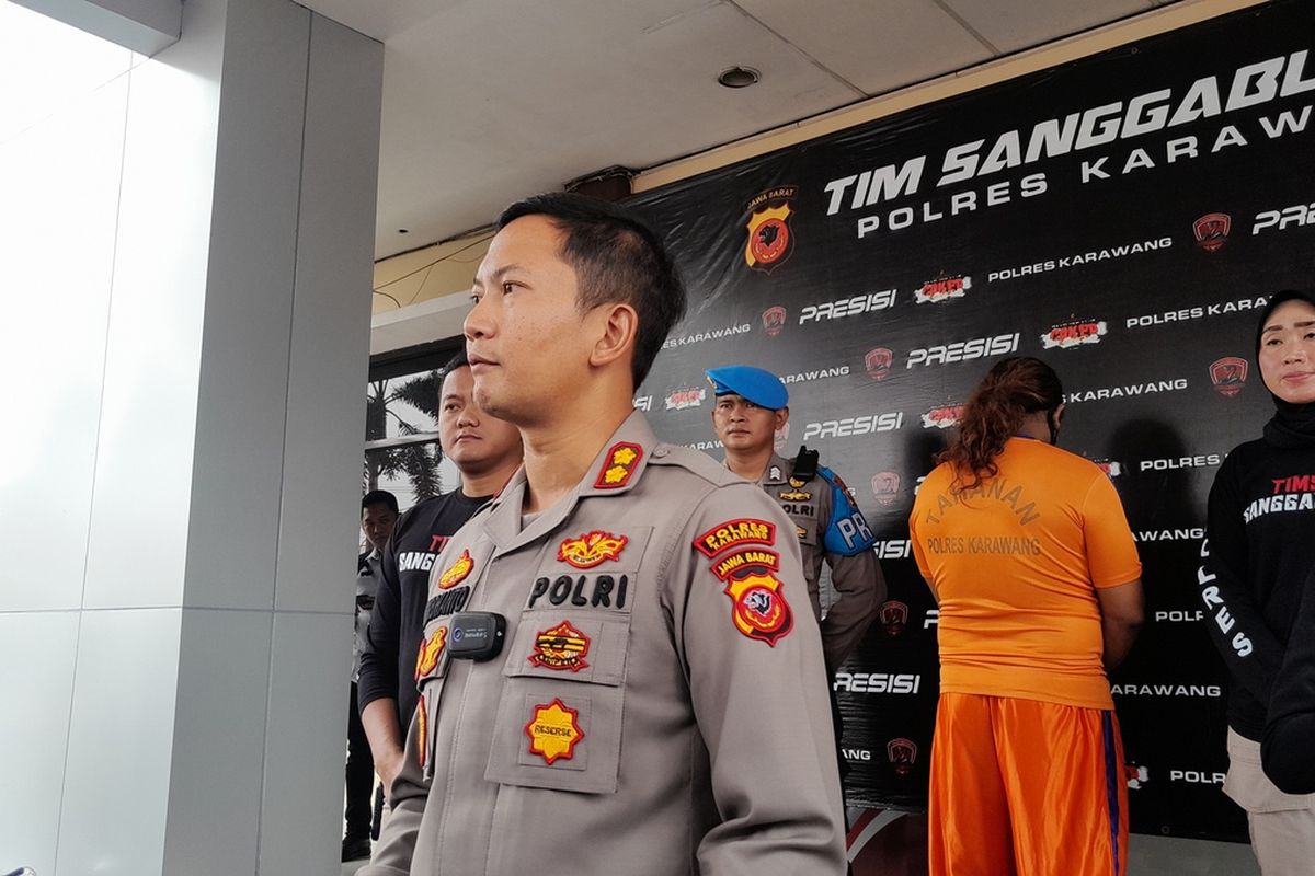 H alias Mas Bro (berbaju orange), anggota Satgas PMKS Dinsos Karawang, tersangka pemerkosaan seorang perempuan di Kantor IPSM saat press release di Mapolres Karawang, Kamis (13/4/2023).