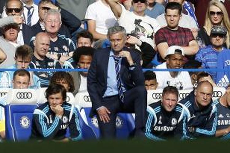 Manajer Chelsea Jose Mourinho menyaksikan anak-anak didiknya melakoni pertandingan Premier League melawan Liverpool, di Stamford Bridge, London, Minggu (9/5/2015). Laga itu berakhir 1-1.