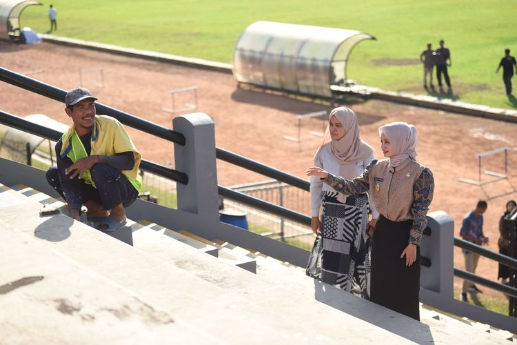 Wali Kota Kediri, Vinanda Prameswati, didampingi Direktur Persik Souraya Farina meninjau langsung progres perbaikan Stadion Brawijaya Kediri, Jumat (11/07/2025) pagi.