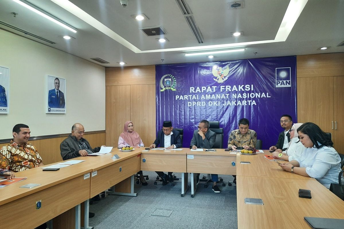 Calon Wakil Gubernur DKI Jakarta Ahmad Riza Patria di ruang Fraksi PAN DPRD DKI, Senin (3/2/2020)