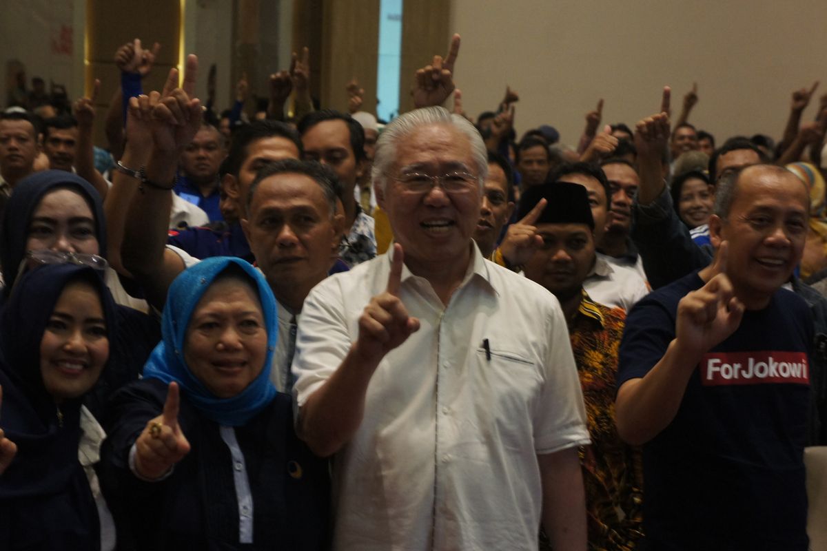 Menteri Perdagangan Enggartiasto Lukita sekaligus politisi Partai Nasdem saat menghadiri acara Partai Nasdem di Swissbelinn Hotel Karawang, Minggu (7/4/2019).

