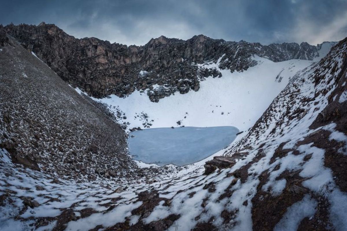 Danau Roopkund terletak di dasar lereng curam di Trisul, salah satu gunung tertinggi di India.