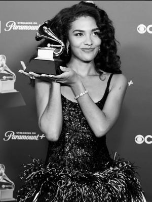 Olivia Dean raih Best New Artist di Grammy Awards 2026. Ia mengenakan Gaun Chanel memukau. Intip detailnya.