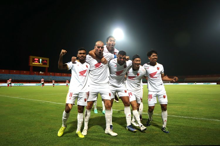 Selebrasi gol Wiljan Pluim dan pemain-pemain PSM Makassar dalam laga Liga 1 2022-2023 kontra Madura United di Gelora Madura Ratu Pamelingan, Pamekasan, Jumat (31/3/2023). PSM dipastikan menjuarai Liga 1 2022-2023 usai menuai kemenangan di markas Madura United.