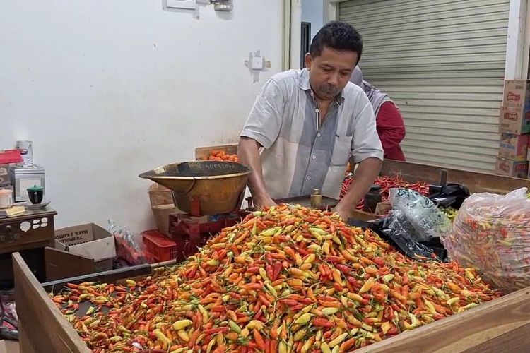 Harga cabai rawit di Kabupaten Ngawi menggila hingga tembus Rp 120.000 kilogram. Nampak salah satu penjual cabai rawit menggelar dagangannya di Pasar Besar Ngawi, Jawa Timur. 