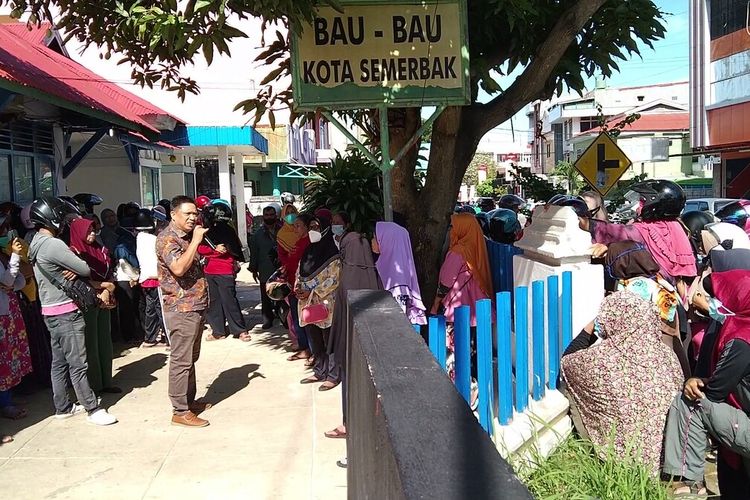Puluhan warga kota baubau, Sulawesi Tenggara, geruduk kantor Dinas Perindustrian dan perdagangan Kota Baubau, Sulawesi Tenggara, Selasa (15/3/2022) pagi. Kedatangan warga ke kantor disperindag ini untuk membeli minyak goreng dalam pasar murah yang informasi beredar dilaksanakan Disperindag Baubau
